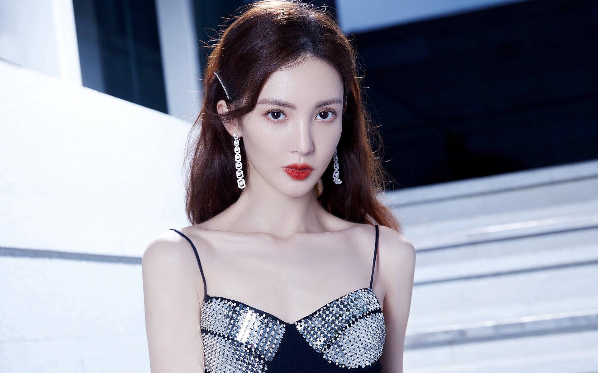 乐鱼app-朱婷与小球员合影鼓励勇敢追梦，朱婷和队友互动