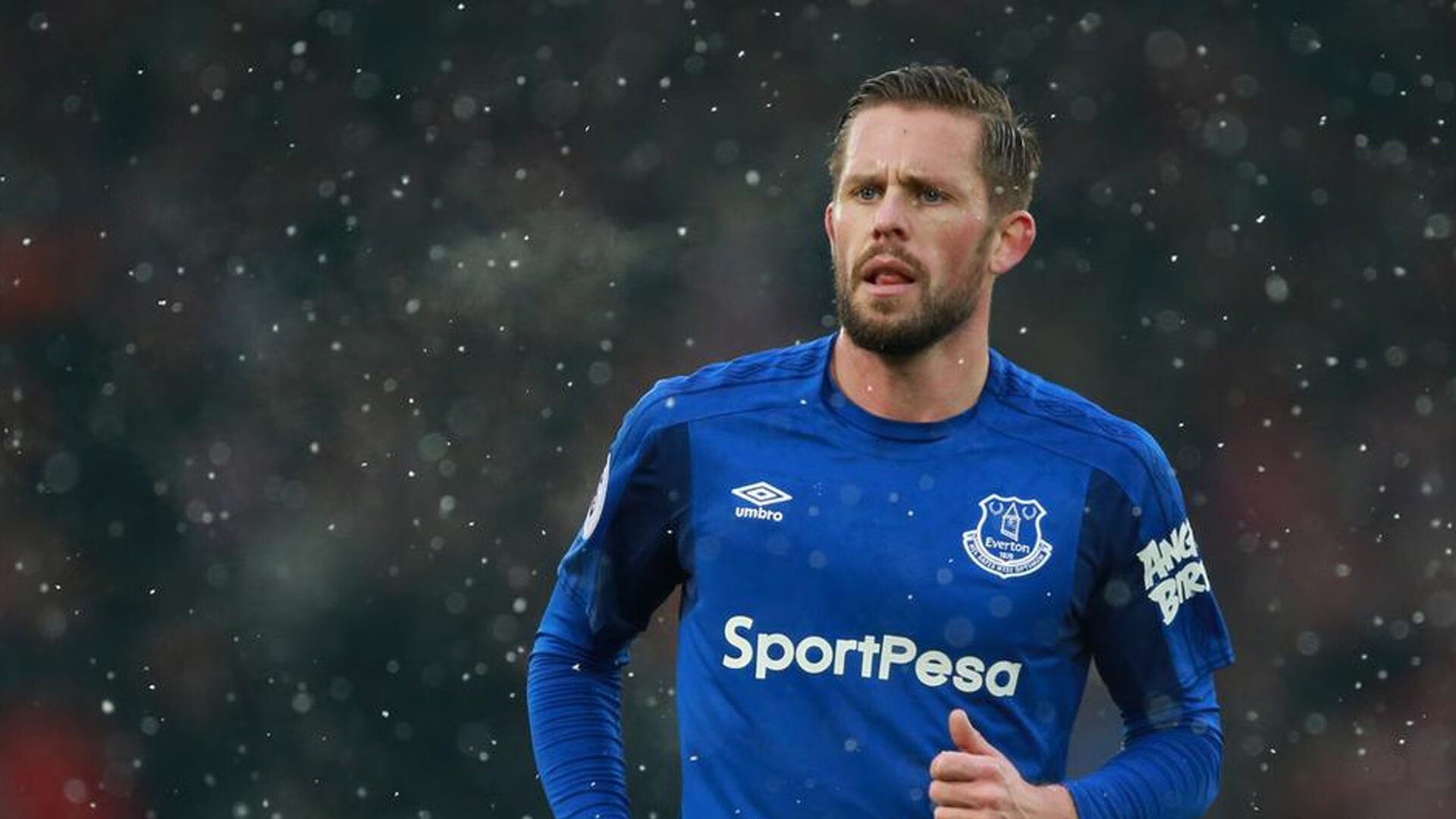 英格兰骑手莎拉·摩根在巴黎奥运会障碍赛中获得第十二名，展现坚韧精神。